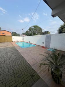 Swimmingpoolen hos eller tæt på Quarto casal Com mais 1 cama solteiro 2 andar FT