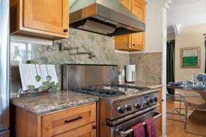 Køkken eller tekøkken på New Listing Burbank Retreat by Colby & Conrad + 35 billeder