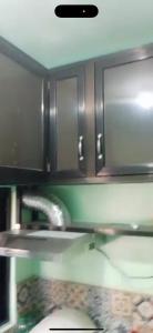 eine Küche mit Edelstahlschränken und einer Spüle in der Unterkunft L&N house rental 