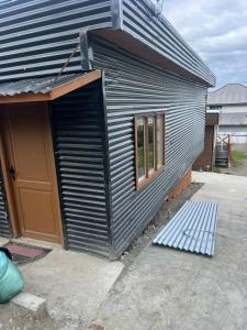 een zijkant van een huis met een garage bij CASA DEL CENTRo 2 in Quellón