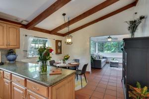 Nhà bếp/bếp nhỏ tại Creative SoCal Escape! Trabuco Canyon Casita