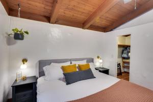 Giường trong phòng chung tại Creative SoCal Escape! Trabuco Canyon Casita
