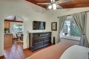 TV/trung tâm giải trí tại Creative SoCal Escape! Trabuco Canyon Casita