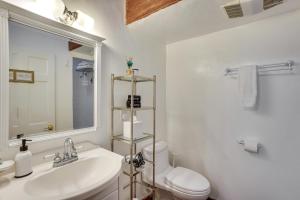 Phòng tắm tại Creative SoCal Escape! Trabuco Canyon Casita +19 ảnh