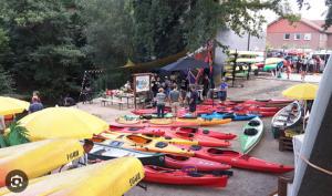 a bunch of kayaks are lined up on the ground at Casa-Flores, um"Schwarzes Gold" zu erkunden in Bad Fallingbostel