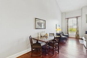 un soggiorno con tavolo e sedie in legno di 195 East Bay a Charleston