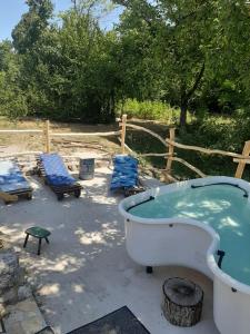 une baignoire, deux chaises et un banc dans l'établissement Farm Stay,Ranch,, à Čatrnja