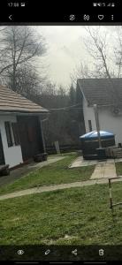 une maison avec un bateau bleu dans une cour dans l'établissement Farm Stay,Ranch,, à Čatrnja