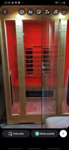 La salle de bains est pourvue d'une douche. dans l'établissement Farm Stay,Ranch,, à Čatrnja