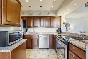 una grande cucina con armadi in legno ed elettrodomestici di 195 East Bay a Charleston