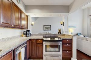 una cucina con mobili in legno e una stufa di 195 East Bay a Charleston Altre 21 foto