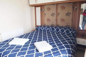 En eller flere senge i et værelse på Caravan - Sleeps 8 - Pets Ok - Parking + 18 billeder