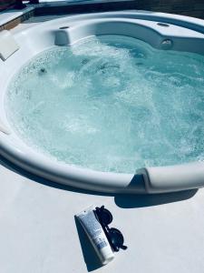 una vasca da bagno riempita con acqua blu e rasoio di Casa Ahu a Baía Formosa