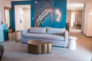 una sala de estar con un sofá y una mesa en Renaissance Wind Creek Curacao Resort, en Willemstad