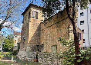 an old brick building with a window on it at La Maison in Mestre