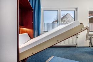 Ferienwohnung Dommel في كوكسهافن: سرير بطابقين في غرفة مع درج