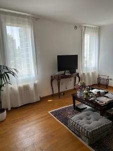 a living room with a couch and a table at La Maison in Mestre