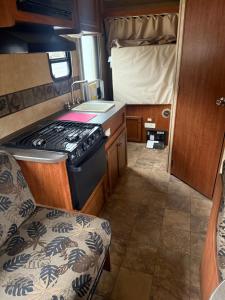 een rv keuken met een wastafel en een fornuis bij Ver-El RV Park & Campground in Concord