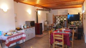 eine Küche mit einem Tisch und eine Küche mit einem TV in der Unterkunft B & B San Giovanni in Nigola