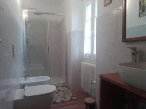 ein Badezimmer mit Dusche, Toilette und Waschbecken in der Unterkunft B & B San Giovanni in Nigola + 12 Fotos