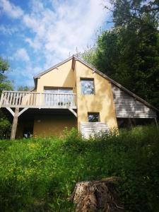 ein Haus mit seitlicher Terrasse in der Unterkunft Maison à 5mn de Honfleur in Fourneville
