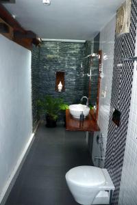 ein Badezimmer mit Waschbecken und Toilette in der Unterkunft Ayurprana Marari in Mararikulam + 34 Fotos