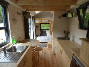 Una pequeña cocina con fregadero y una caravana. en Tiny house Keremma, en Tréflez