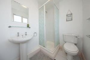 een witte badkamer met een toilet en een wastafel bij Modern 3BDR property in beautiful Swords Dublin in Swords