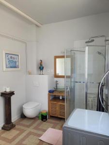 ein Badezimmer mit Toilette und Glasdusche in der Unterkunft Le chaource in Chaource + 8 Fotos