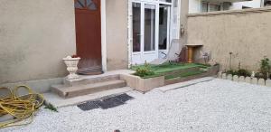 einer Haustür eines Hauses mit einer Pflanze in der Unterkunft Le chaource in Chaource