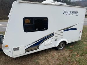 een witte trailer aan de kant van de weg bij Ver-El RV Park & Campground in Concord