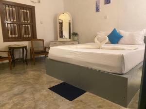 ein Schlafzimmer mit einem großen Bett mit Spiegel in der Unterkunft Avalon Villa Unawatuna in Unawatuna