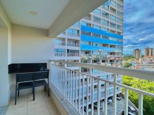 a balcony with a desk and a building at Studio Via Alameda- Próximo ao Aeroporto de Guarulhos in Guarulhos
