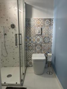 een badkamer met een douche en een toilet. bij VitaDaMare in Giardini Naxos