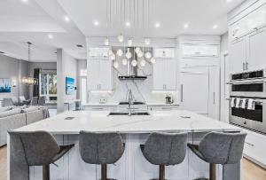 eine Küche mit einer großen Insel in der Mitte in der Unterkunft Spacious Three Bedroom Lakeside Home with Relaxed Coastal Comfort in Palm Beach Shores