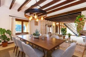 ein Esszimmer mit einem Holztisch und Stühlen in der Unterkunft Villa My Love Mallorca in Bunyola
