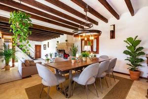 ein Esszimmer mit einem Holztisch und Stühlen in der Unterkunft Villa My Love Mallorca in Bunyola + 10 Fotos