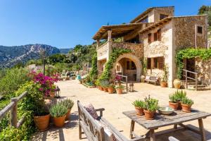 ein Haus mit Topfpflanzen auf einer Terrasse in der Unterkunft Villa My Love Mallorca in Bunyola
