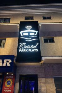un cartello sul lato di un edificio di Cristal park flats a Cristalina