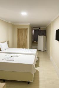 Camera con 2 letti e frigorifero. di Cristal park flats a Cristalina