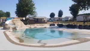 einen Pool mit einem Brunnen im Hof in der Unterkunft Mobil-home camping Le Ptit Rio in Noyelles-sur-Mer