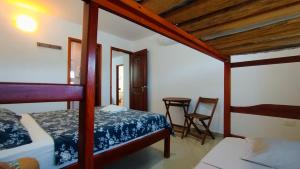 ein Schlafzimmer mit zwei Etagenbetten und einem Tisch in der Unterkunft Casa Luna Hotel in Taganga