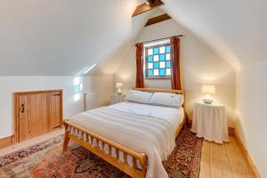 ein Schlafzimmer mit einem Bett und einem Fenster in der Unterkunft 1 Bed in Docking oc-670 in Docking