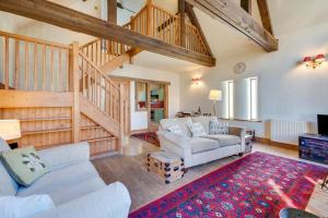 ein Wohnzimmer mit 2 Sofas und einer Treppe in der Unterkunft 1 Bed in Docking oc-670 in Docking