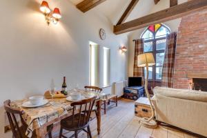 ein Wohnzimmer mit einem Tisch und einem Sofa in der Unterkunft 1 Bed in Docking oc-670 in Docking