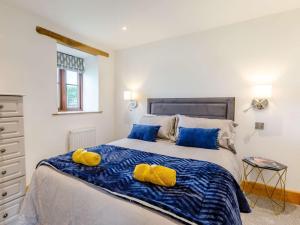 En eller flere senge i et værelse på 4 Bed in Hartland 83444