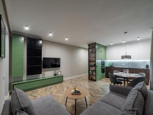 a living room with a couch and a tv at Arhitect INN in Sibiu