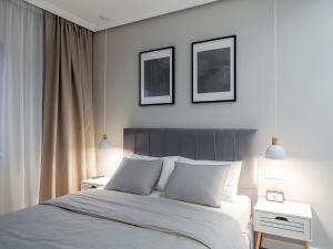 een slaapkamer met een groot bed met twee nachtkastjes bij ArhitectINN Sibiu in Sibiu