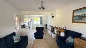 un soggiorno con 2 divani blu e un camino di Dom murowany Siedlisko a Sarbinowo Altre 21 foto