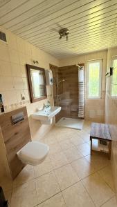 un bagno con un water, un lavandino e una vasca di Dom murowany Siedlisko a Sarbinowo